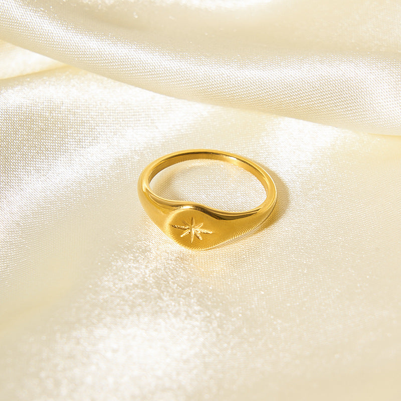 Anello da donna placcato oro in acciaio inossidabile, con stella esagonale geometrica d'ispirazione vintage e un'eleganza minimalista e chic