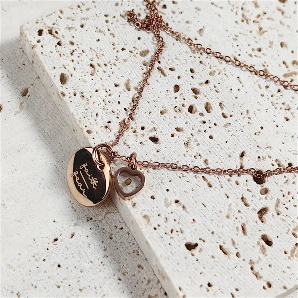 Collar con colgante de mostaza con forma de montaña geométrica en acero de titanio con acabado galvanizado para mujeres y hombres