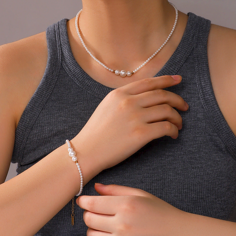 Collana da donna minimalista in acciaio inossidabile con perle, ciondolo geometrico e finitura placcata sottovuoto in oro 18K