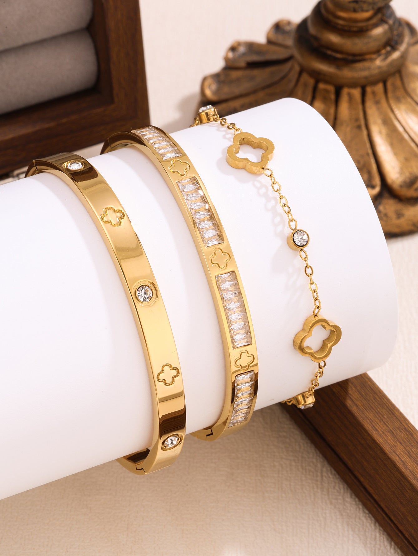 Juego de pulseras de acero inoxidable con trébol de cuatro hojas, incrustaciones de diamantes de imitación y chapado en oro al vacío de 18 quilates, estilo minimalista y a la moda