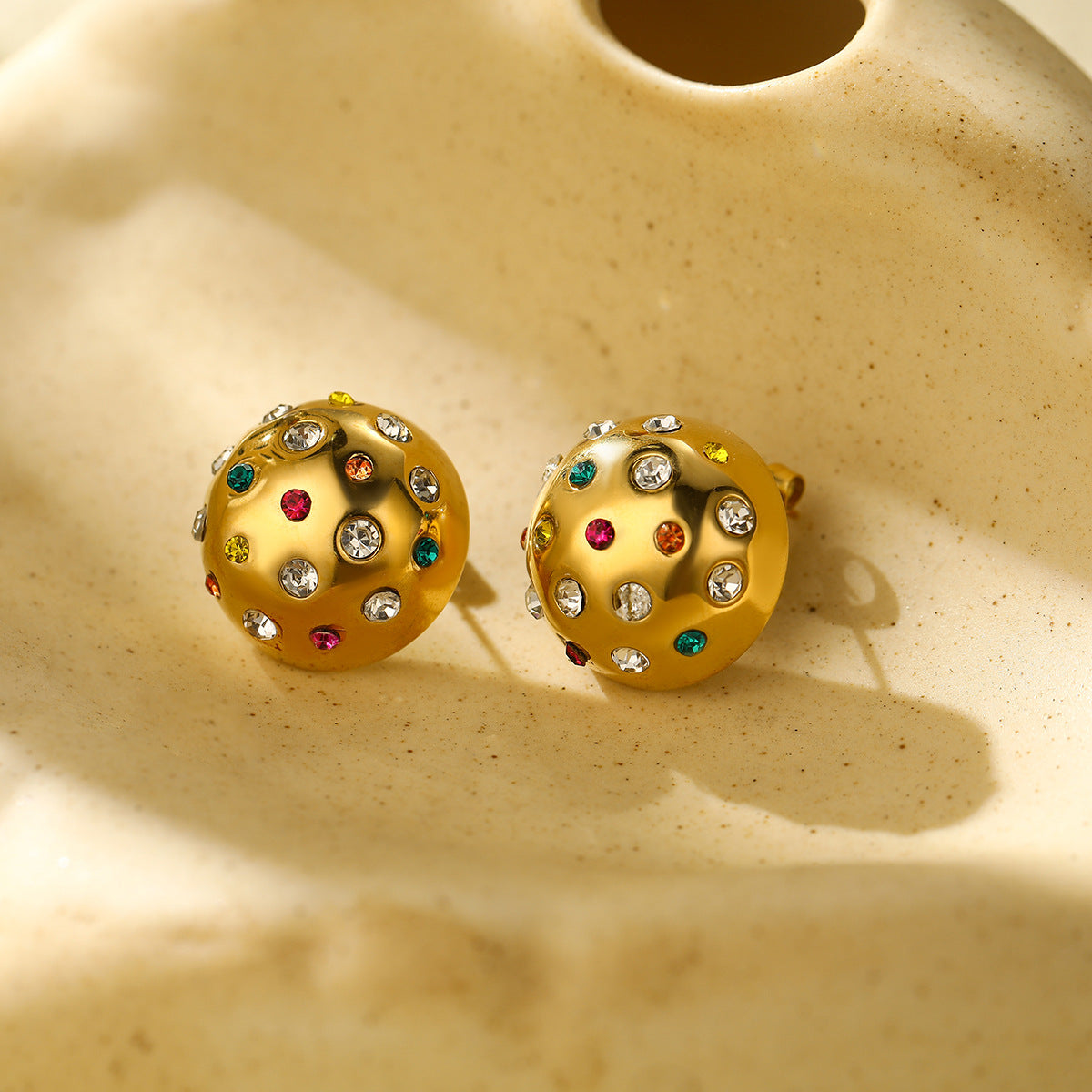 Aretes de acero inoxidable geométricos vintage con circonita colorida y acabado chapado