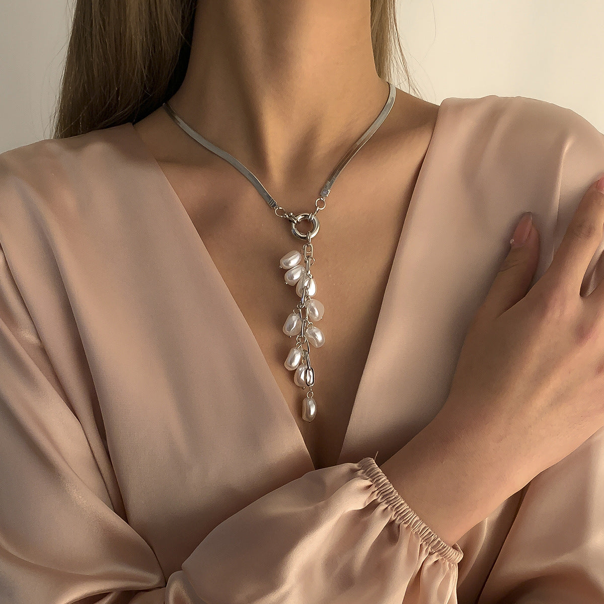 Collana pendente geometrica vintage da donna con perla finta a goccia e nappine su catena a serpente con finitura in metallo galvanizzato