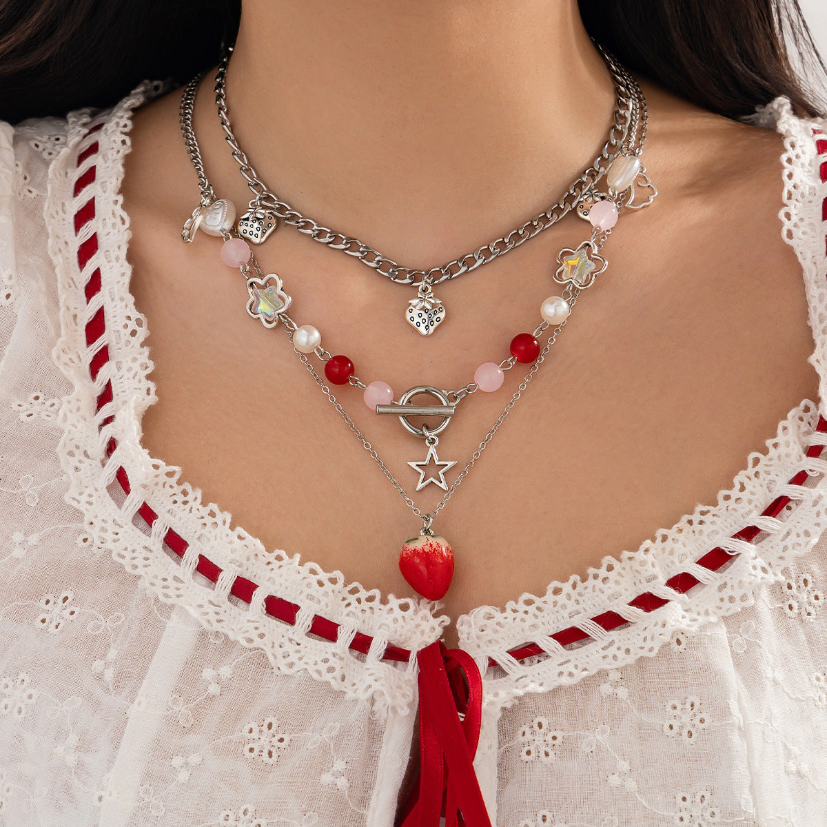 Collar con Colgante de Fresa Dulce y Atrevido para Mujer con Dije de Aleación, Acabado Esmaltado, Cadena Irregular, Diseño de Frutas y Lazo