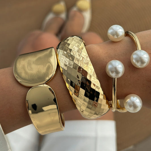 Bracciale vintage in stile francese intrecciato con perle finte e bracciale rigido aperto lucido con motivo a rombi martellati