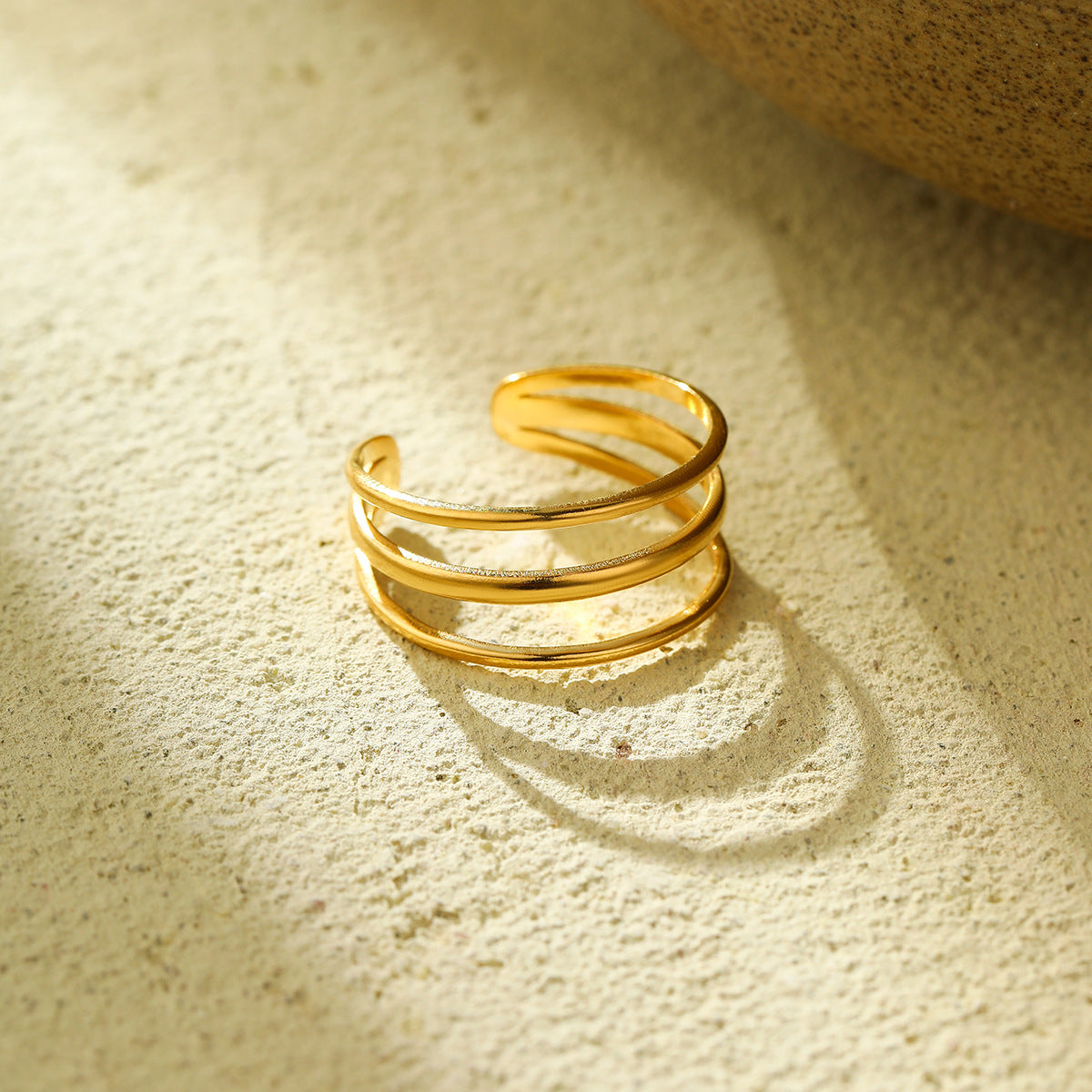 Anillo ajustable geométrico minimalista retro de acero de titanio para mujer con acabado chapado