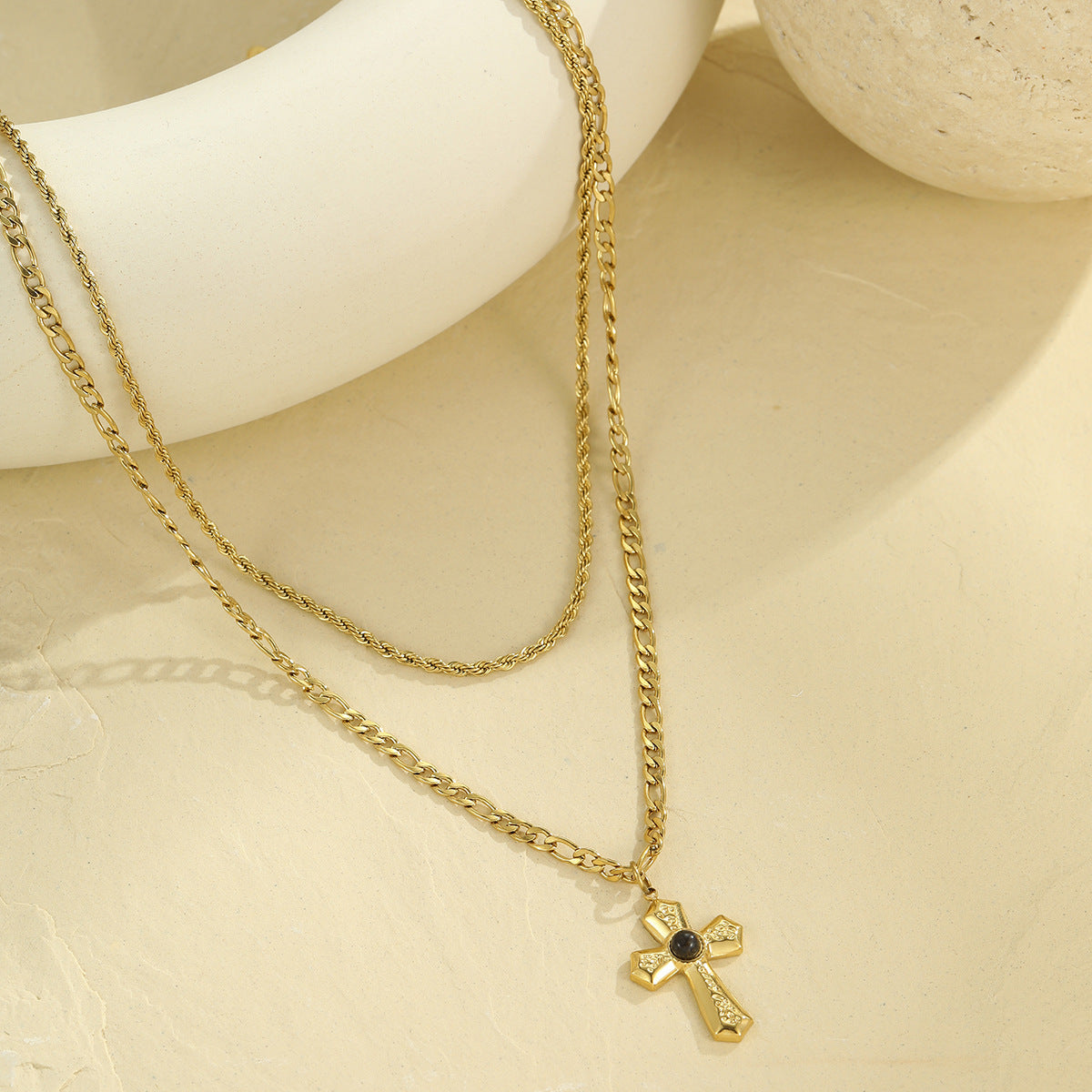 Collana con pendente a croce geometrica OL di tendenza in acciaio inossidabile con finitura placcata per donna