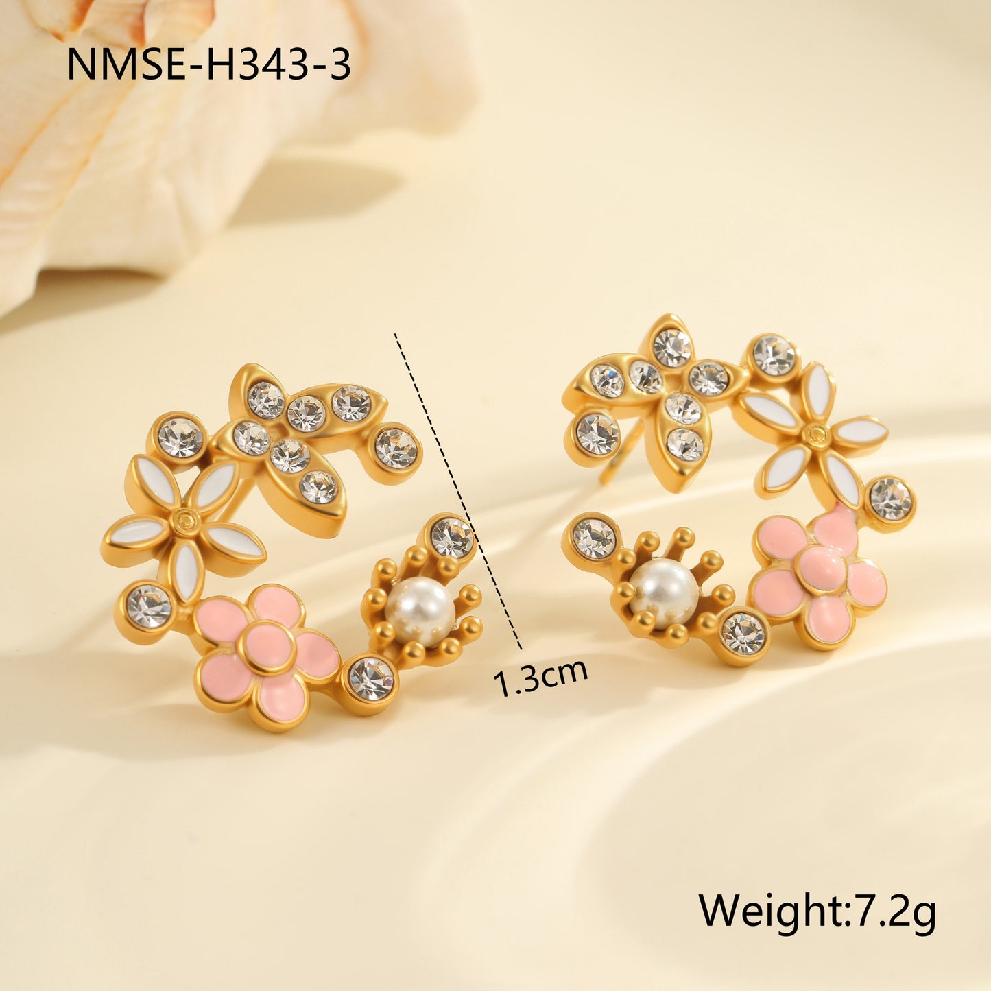 Pendientes de tuerca de lujo de acero de titanio con diseño floral, acentos de pedrería y baño de oro de 18 quilates