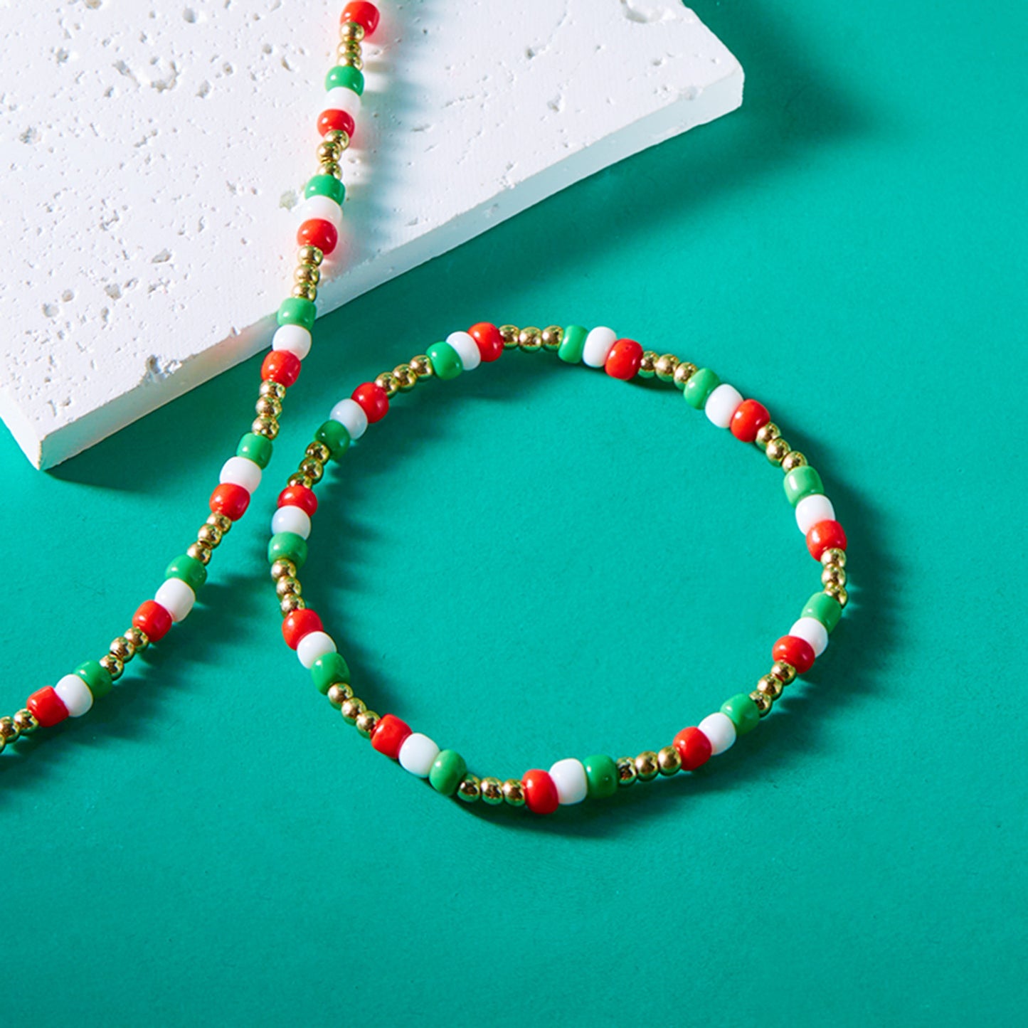 Juego de collar y pulsera de cuentas de arcilla polimérica de estilo étnico vintage y colorido para mujer con detalles de copos de nieve y campanas de Navidad
