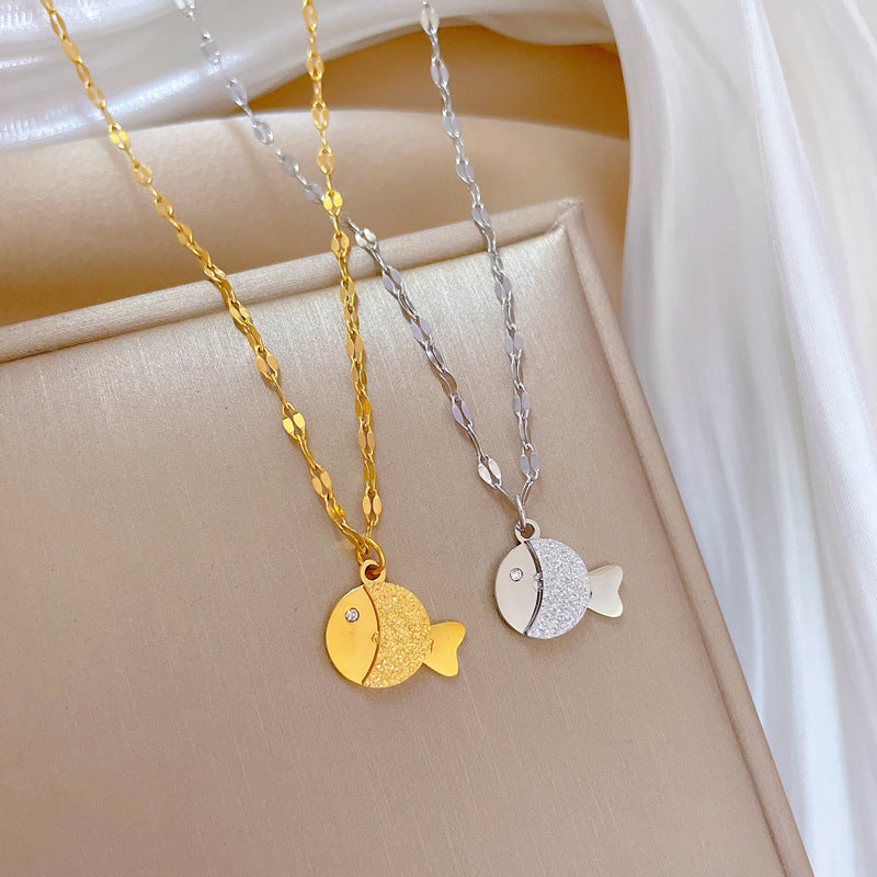Collana con ciondolo a forma di pesce geometrico minimalista in acciaio al titanio opaco per uomo e donna, stile Locket, catena clavicola