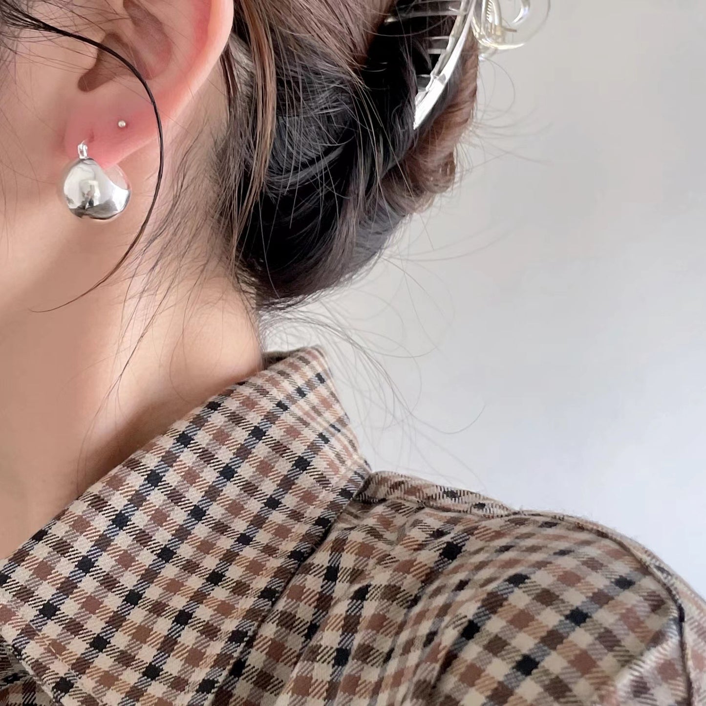 Orecchini a perno a sfera minimalisti in argento per donne, realizzati in argento sterling 925 con intarsio in perle