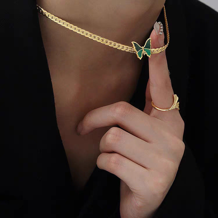 Collana con pendente a farfalla verde in stile francese vintage in acciaio al titanio placcato oro 18 carati da donna