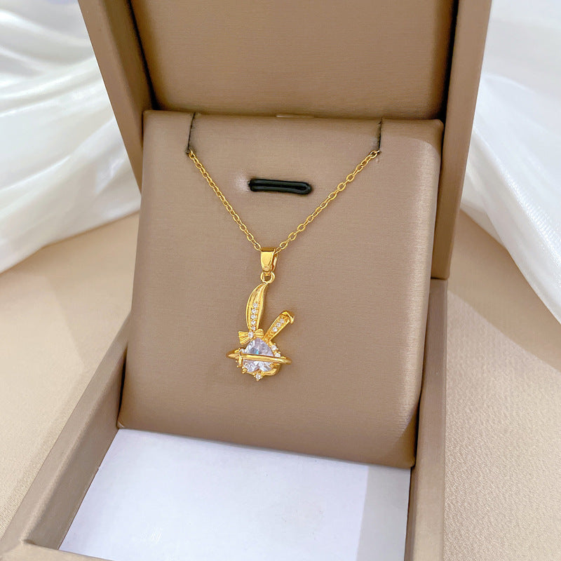 Elegante collar de acero inoxidable con diseño de conejo e incrustaciones de diamantes de imitación para mujer y hombre, colgante geométrico minimalista en cadena de acero de titanio