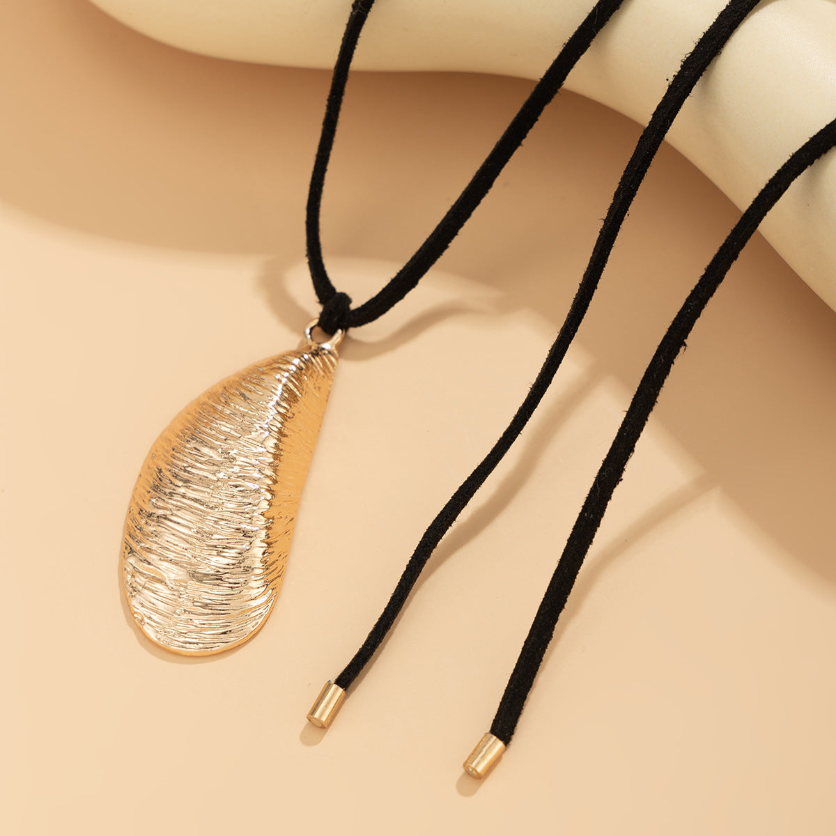 Collar con colgante de lágrima de rayas irregulares para mujer de aleación con acabado chapado, diseño geométrico, estilo atrevido y dulce-genial