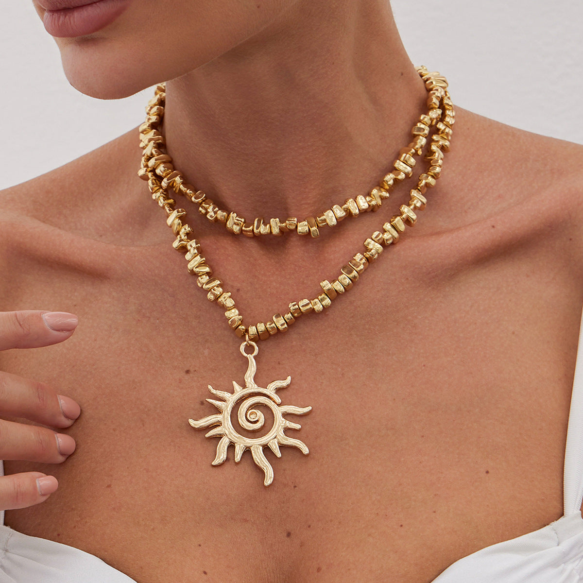 Collana pendente da donna con sole filettato minimalista, base in lega a forma geometrica e finitura elettrolitica, catena clavicola con design vuoto irregolare
