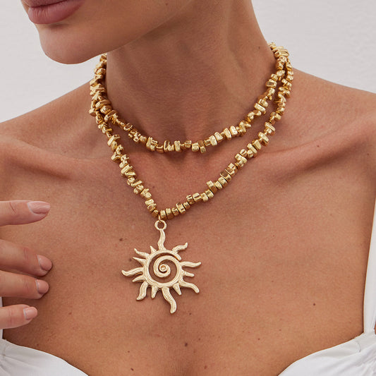Collar con colgante de sol minimalista para mujer con base de aleación de forma geométrica y acabado galvanizado, diseño hueco irregular, cadena a la clavícula