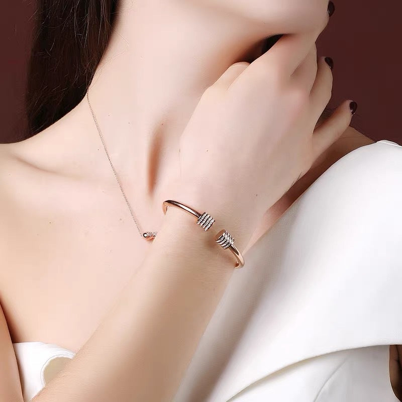 Bracciale rigido cilindrico aperto minimalista in acciaio al titanio con intarsio di strass, placcato oro, alla moda per donna