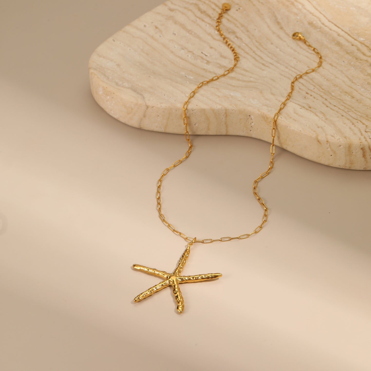 Elegante collar con colgante de estrella de mar de inspiración marina en acero inoxidable con textura martillada y acabado galvanizado para mujer