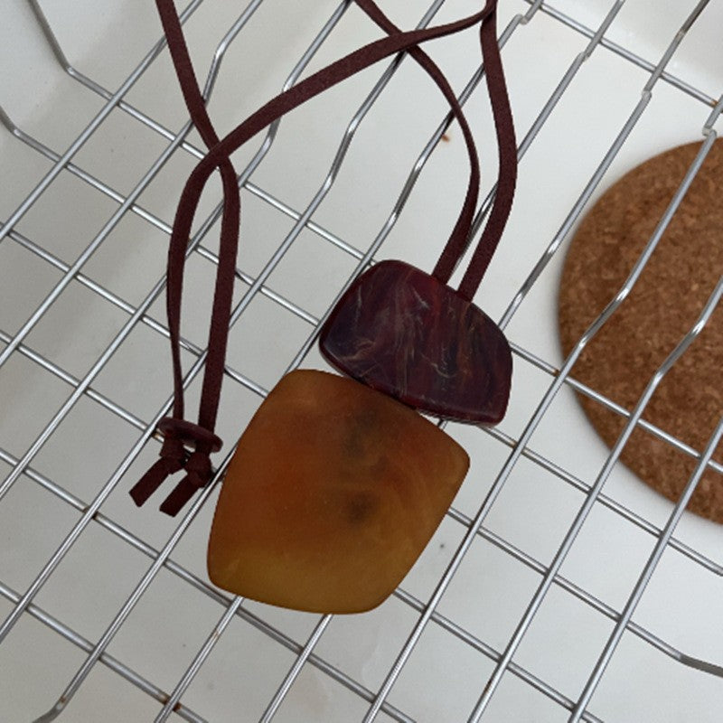Collana con ciondolo geometrico in acrilico stile retrò da donna con charm in lega, fatta a mano, catena a strati alla moda minimalista
