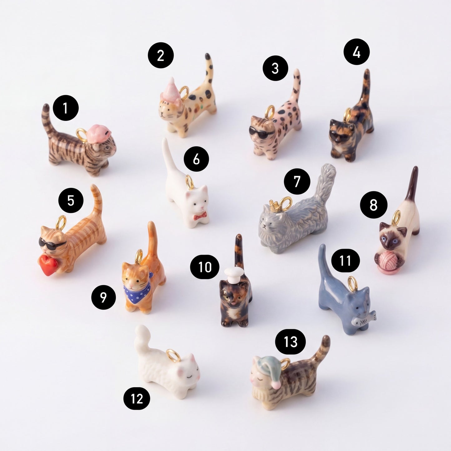 Ciondolo a forma di gatto vintage in ottone placcato oro 18 carati con smalto a goccia per donna