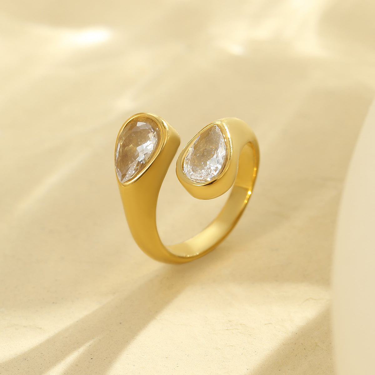Anillo abierto geométrico minimalista de acero inoxidable con acabado chapado para mujer, anillo apilable con acento en forma de corazón de inspiración lujosa