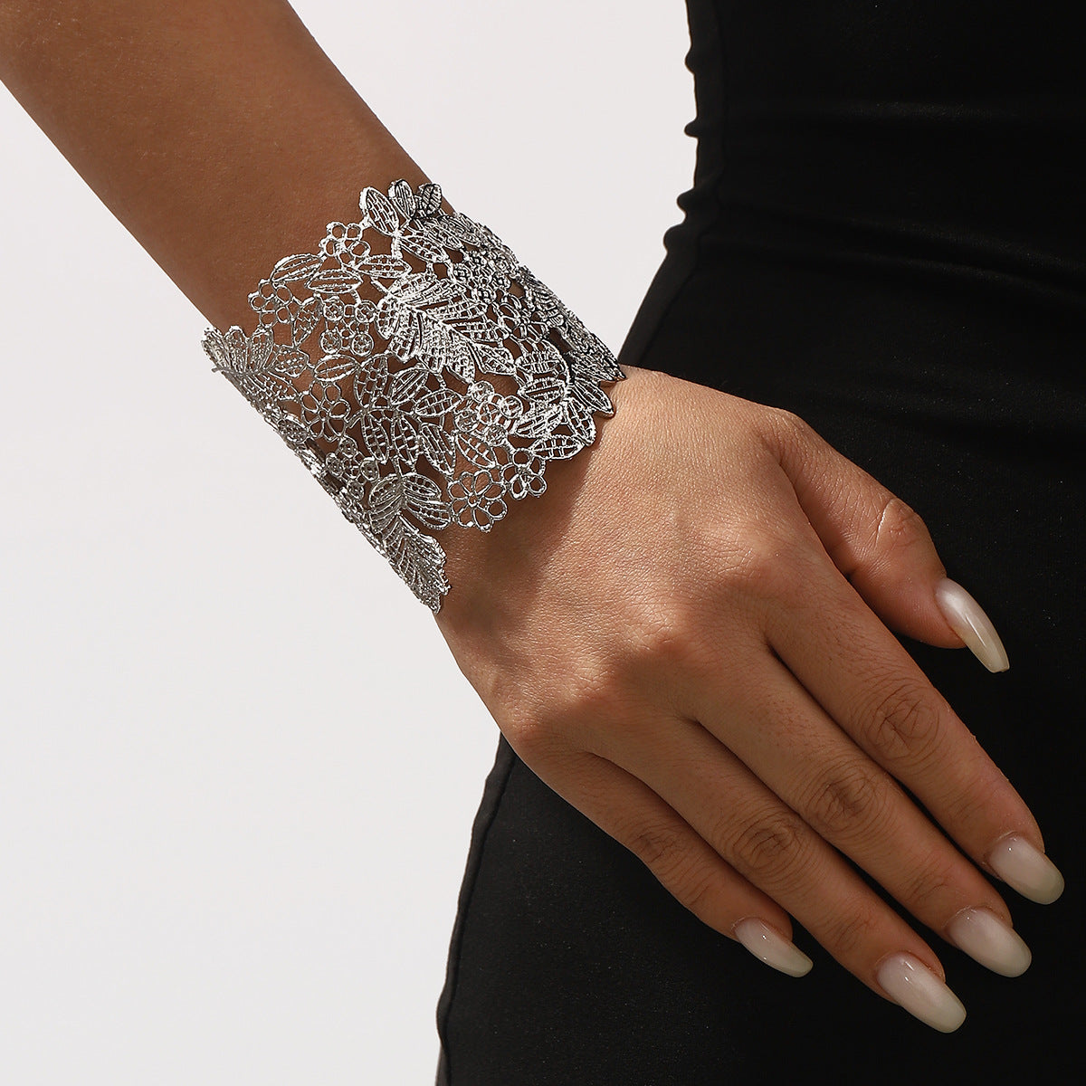 Bracciale rigido aperto minimalista di lusso con foglie e fiori per donna in lega con finitura placcata