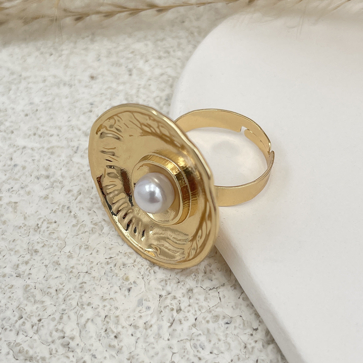 Anillo cuadrado geométrico líquido minimalista con detalle de flor sintética irregular para mujer, banda de aleación con acabado chapado