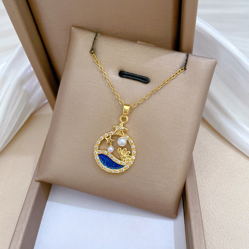 Collar con colgante circular de perlas de acero de titanio minimalista con detalles de diamantes de imitación para mujer, cadena con medallón geométrico