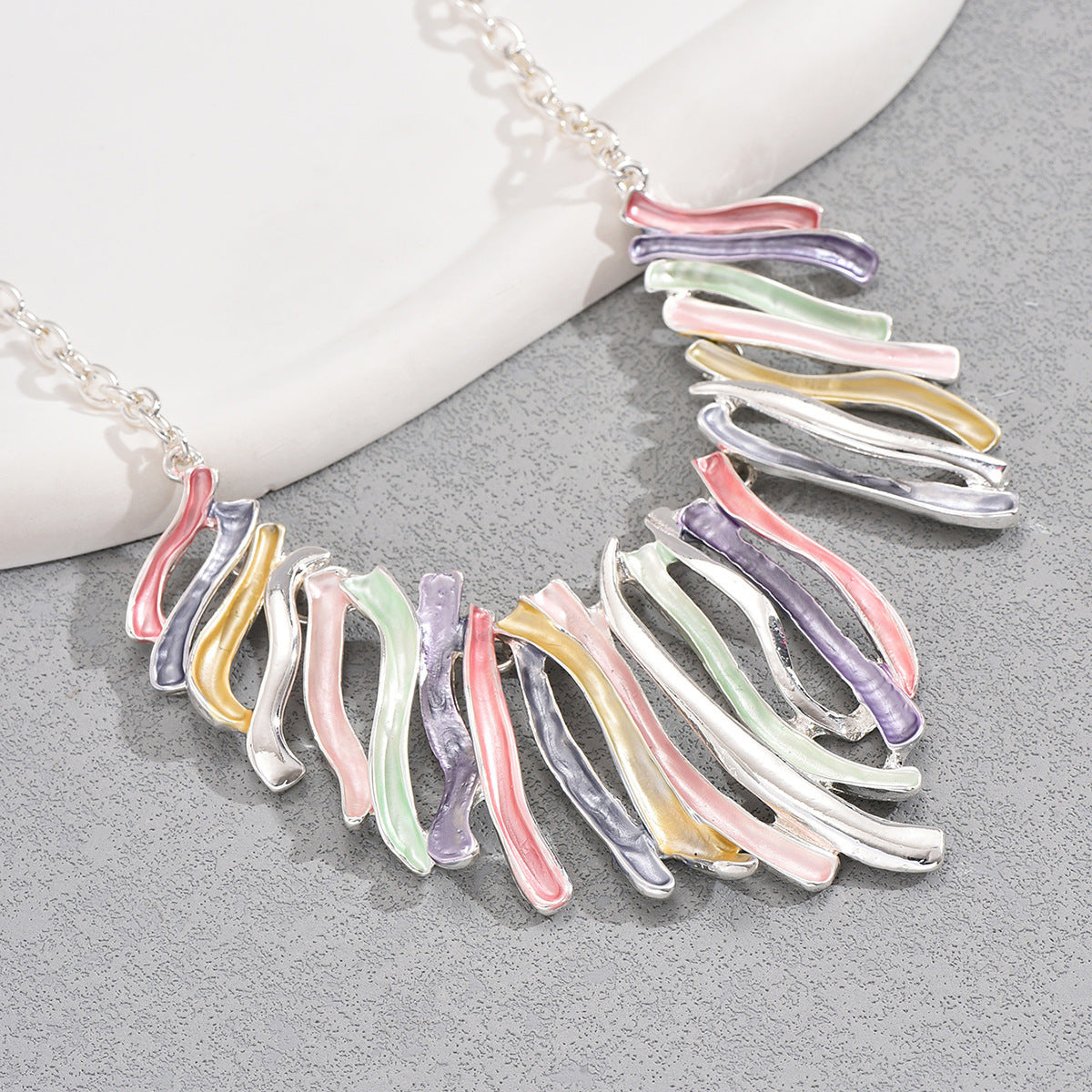 Collana con Pendente Geometrico Minimalista con Finitura Smaltata da Donna, Pendente in Lega a Forma di U Irregolare e a Diamante su Catena Standard