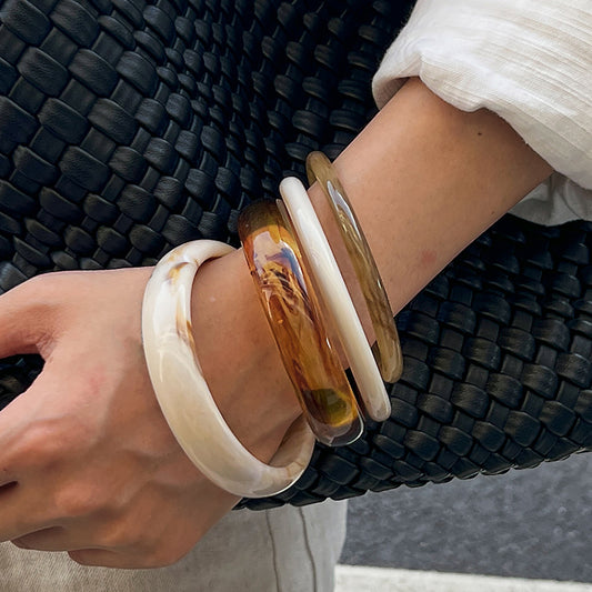 Bracciale a fascia da donna in resina marmorizzata semitrasparente irregolare con finitura in resina gocciolante