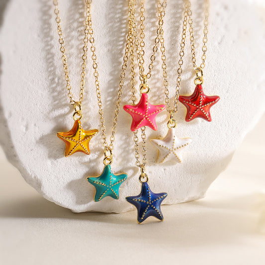 Collana vintage minimalista da donna con ciondolo a forma di stella marina irregolare smaltato e placcato in oro 18 carati