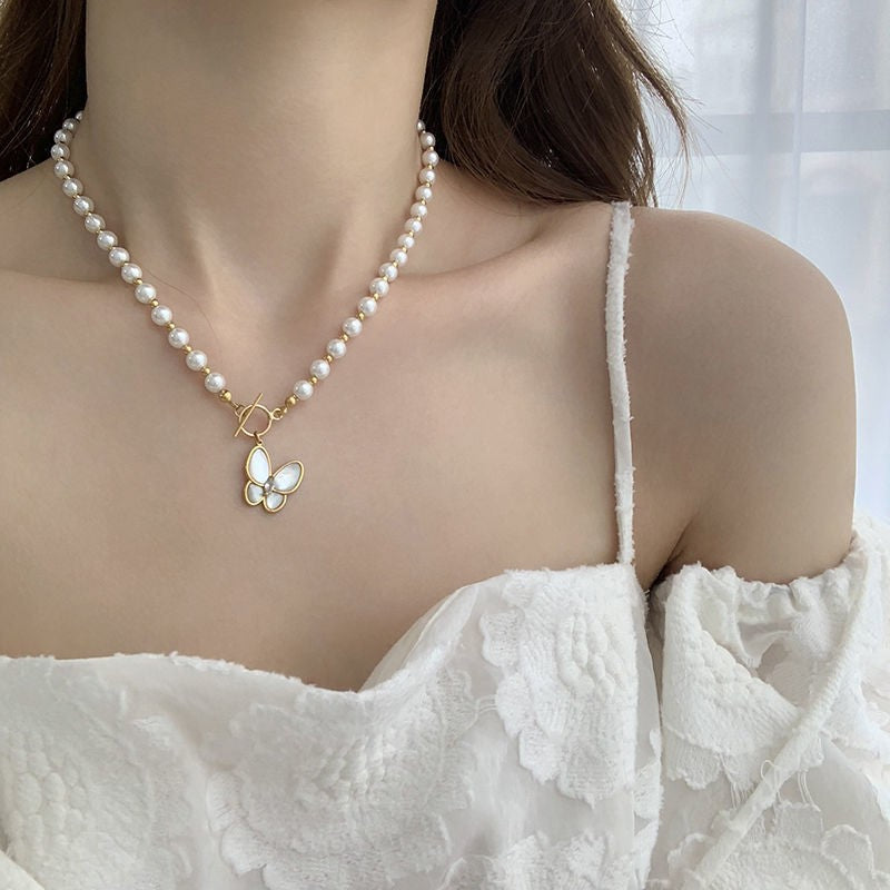 Chic Minimalist Heart-Shaped Pearl Necklace for Women with Alloy Chain and Electroplated Finish