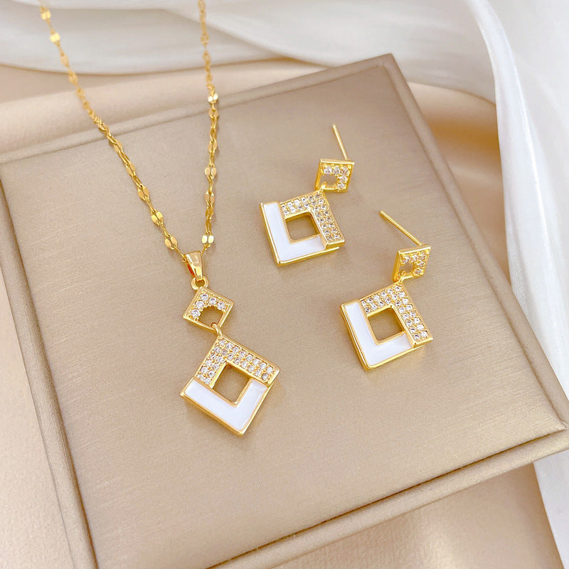 Parure di Orecchini e Collana in Rame Placcato con Zirconi Geometrici di Lusso