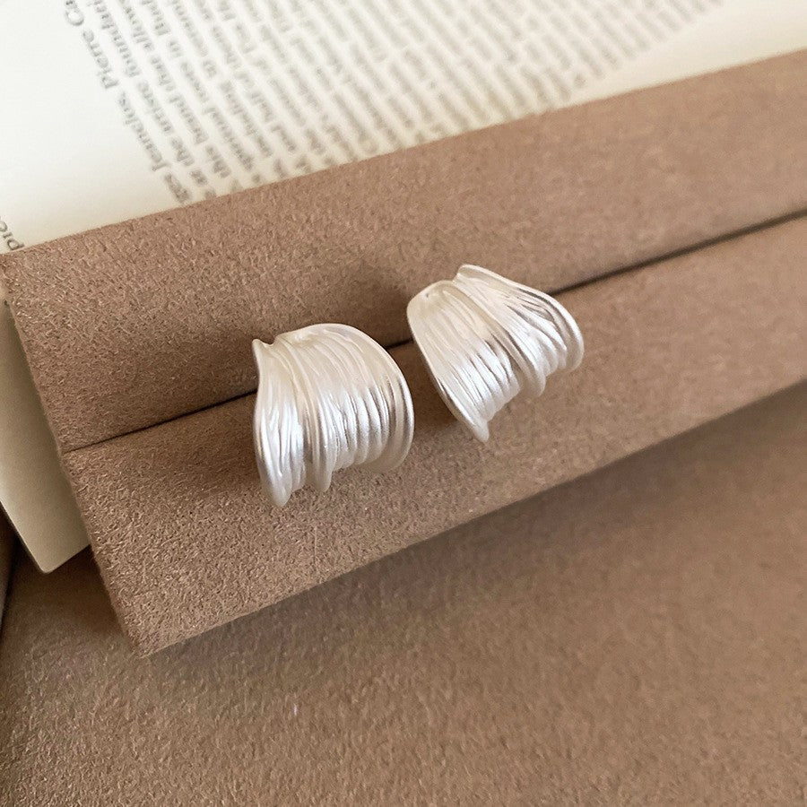 Aretes Geométricos Minimalistas de Cobre con Acabado Chapado para Mujer Pendientes Modernos y Versátiles