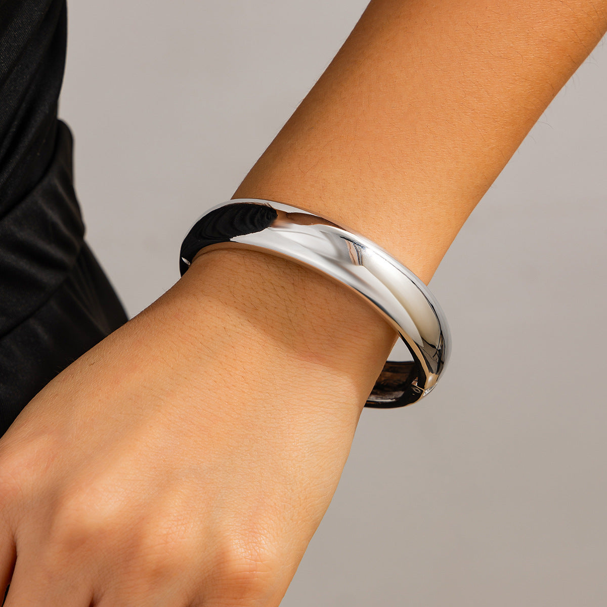 Pulsera de metal ancha ondulada irregular exagerada con diseño de muelle pulido y líneas geométricas