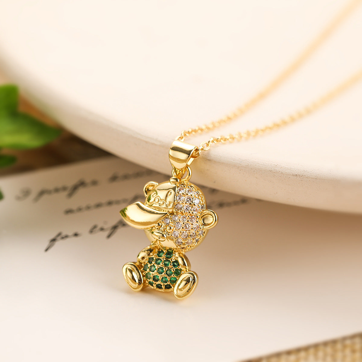Minimalist Bear-Shaped Gold-Plated Copper Pendant Necklace for Women with Rhinestone Accents and Clavicle-Length Chain
