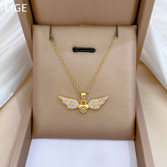 Elegante collar con colgante de ala de corazón delicado de acero de titanio para mujer con incrustaciones completas de diamantes de imitación, cadena de clavícula delicada con diseño geométrico