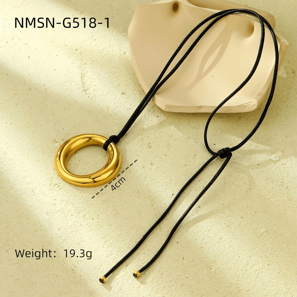 Collar Colgante Corazón Hueco Minimalista para Mujer en Acero Inoxidable con Acabado Chapado en Cordón de Cera Negra Ajustable