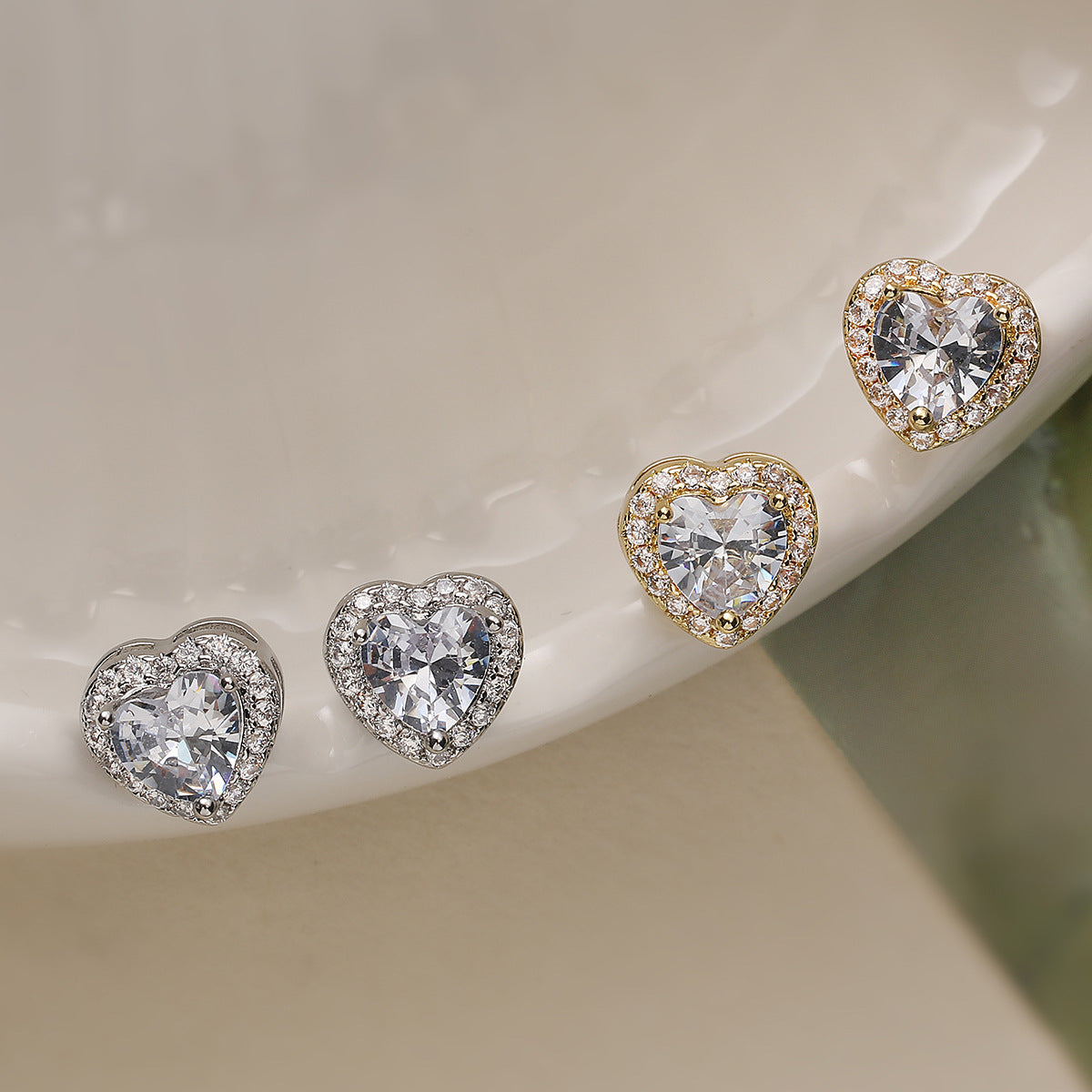 Eleganti orecchini a cuore in rame, stile francese, placcati in oro 18K e con zirconi a micro-pavé, da donna