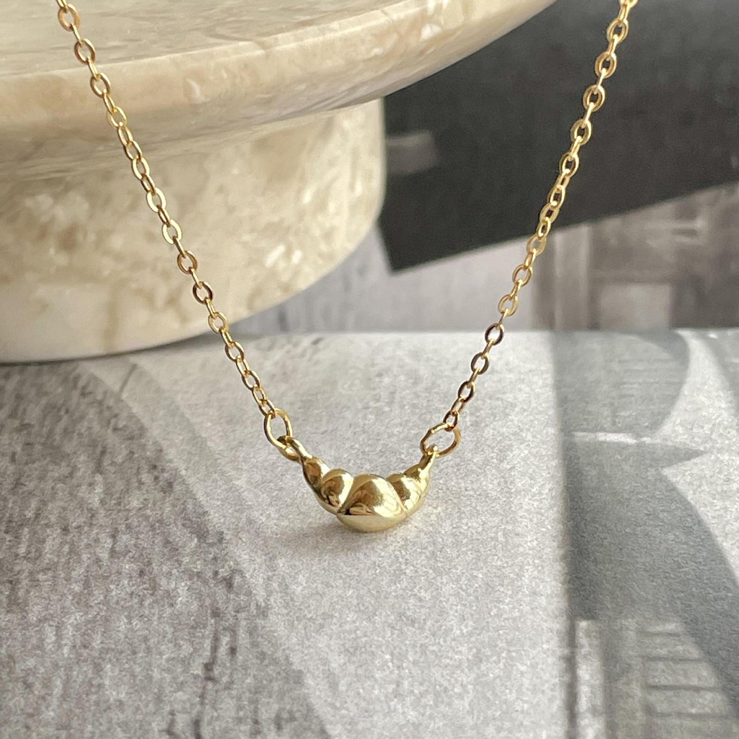 Collana pendente a forma di corno tono freddo minimalista in argento sterling 925 con accenti geometrici