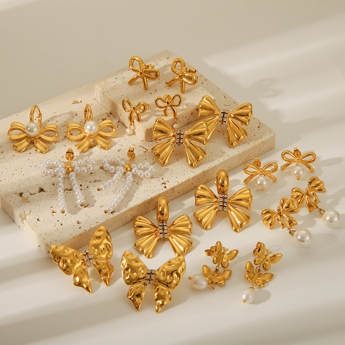 Orecchini a perno da donna in acciaio al titanio a forma di fiocco, ispirati alla moda francese, placcati in oro 18 carati e impreziositi da perle