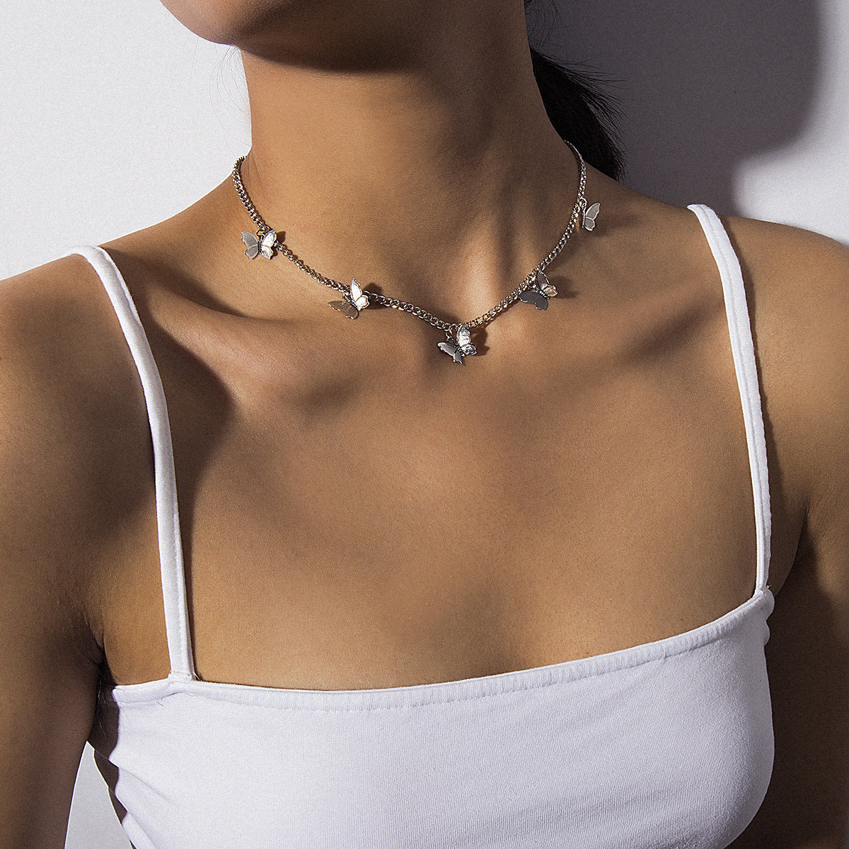 Collar de mujer minimalista con colgante de mariposa de metal chapado y diseño geométrico