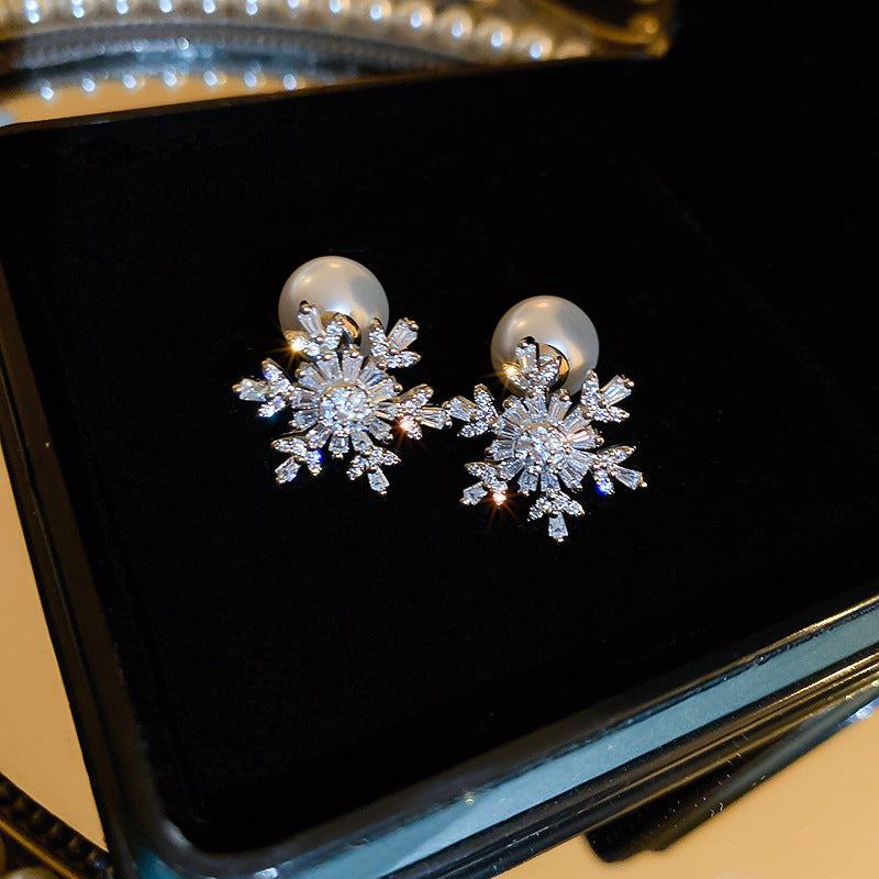 Orecchini floreali minimalisti con perle, perno in argento sterling 925 e strass, da donna