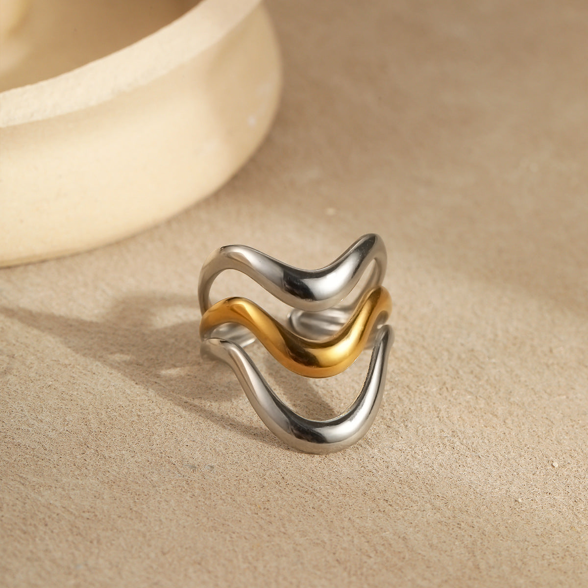 Anillo ajustable de acero inoxidable chapado para mujer con forma de onda minimalista