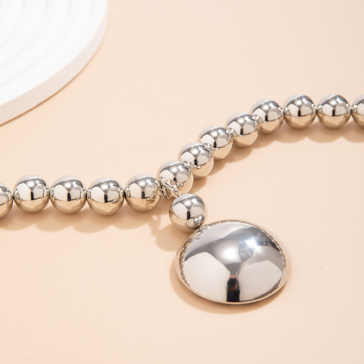 Collana girocollo da donna con perline geometriche esagerate in stile Cyberpunk con pendente in ferro galvanizzato e perline in resina plastica