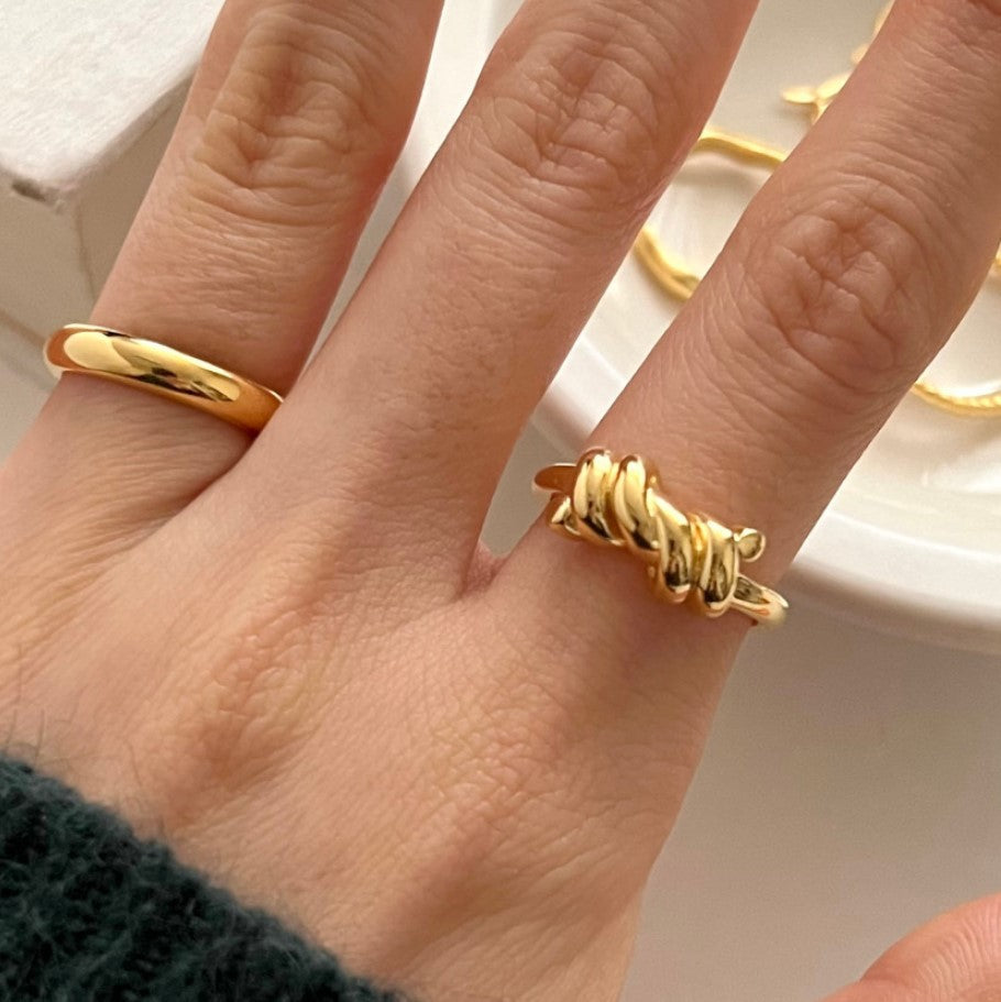 Anillo Anudado Minimalista en Plata de Ley 925 con Forma de Onda para Mujer