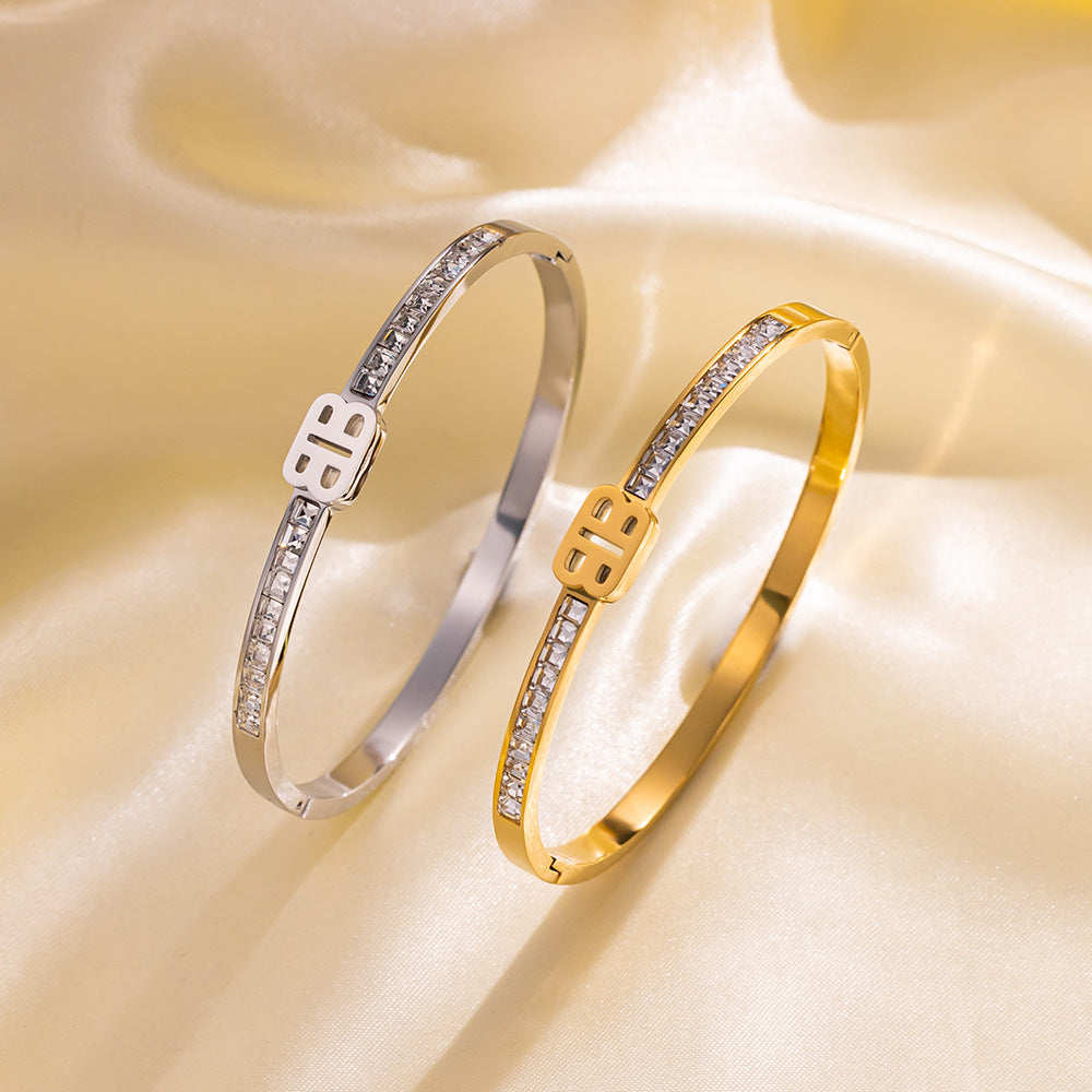 Fashion Minimalist BB Letter Bracelet for Women Made of Titanium Steel with Rhinestone Inlay and Plating Finish