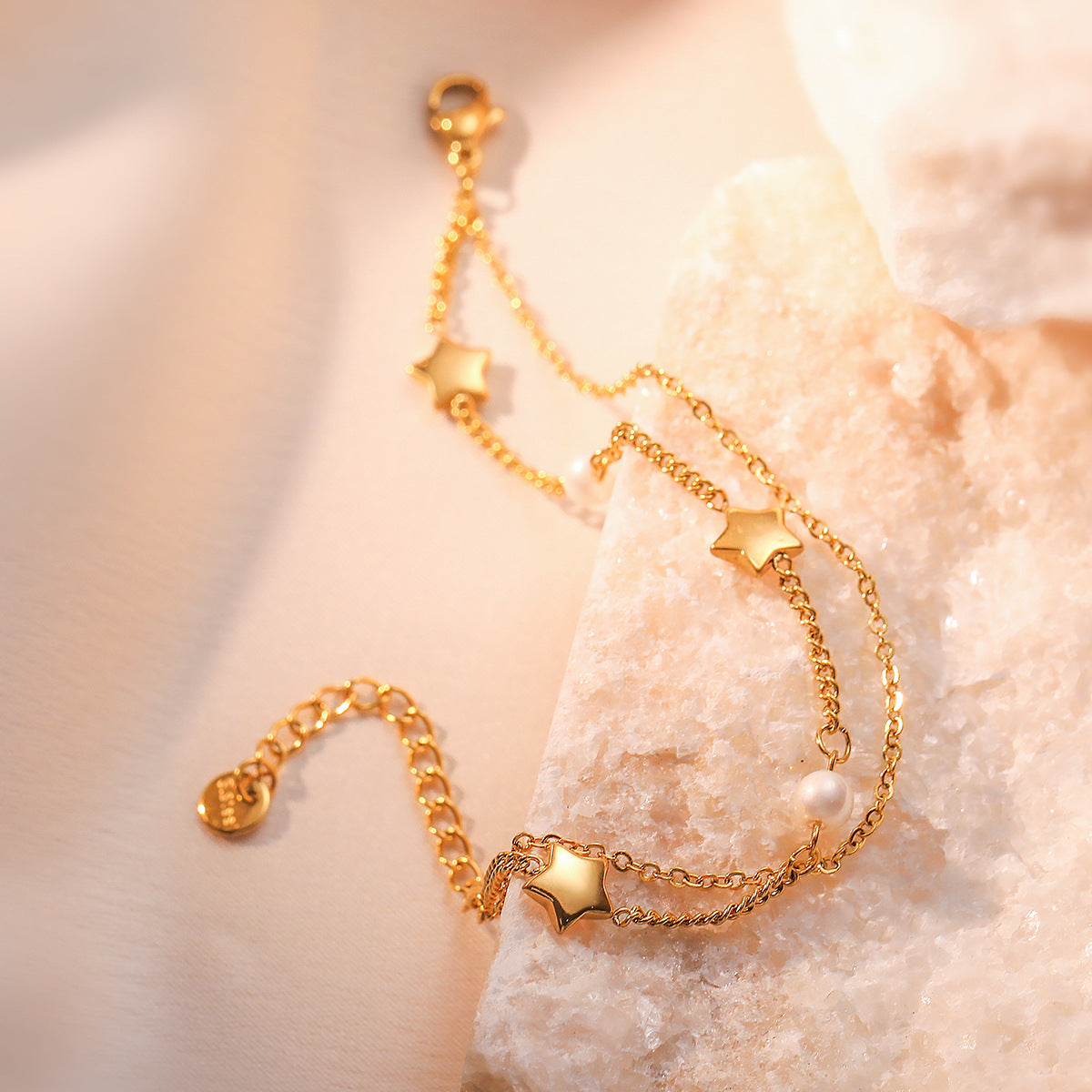 Bracciale Geometrico Minimalista a Doppio Strato in Acciaio al Titanio con Ciondoli a Cuore e Stella Placcati Oro da Donna