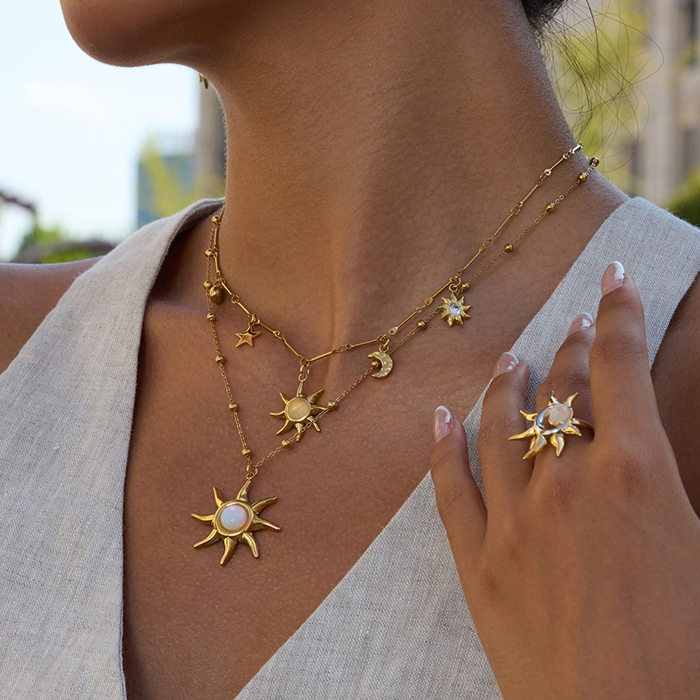 Collana da donna con ciondolo minimalista in acciaio al titanio a forma di sole e catena in acciaio inossidabile placcato