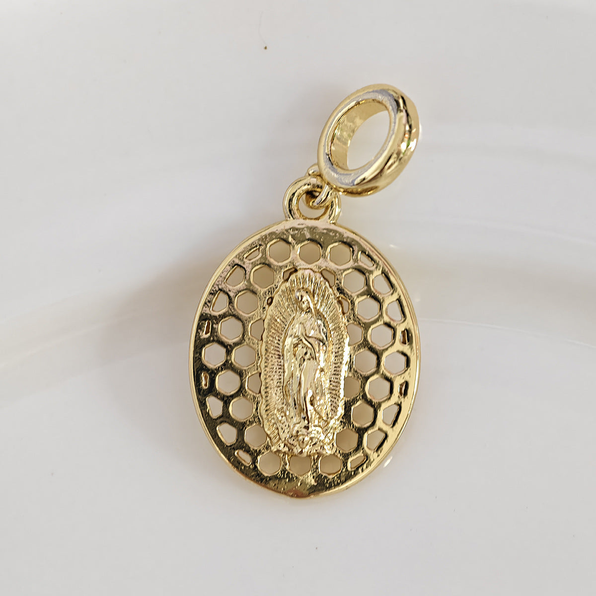 Ciondolo a Lettera Minimalista in Ottone Placcato Oro 18K con Barretta Charm con Zirconia Cubica Incastonata