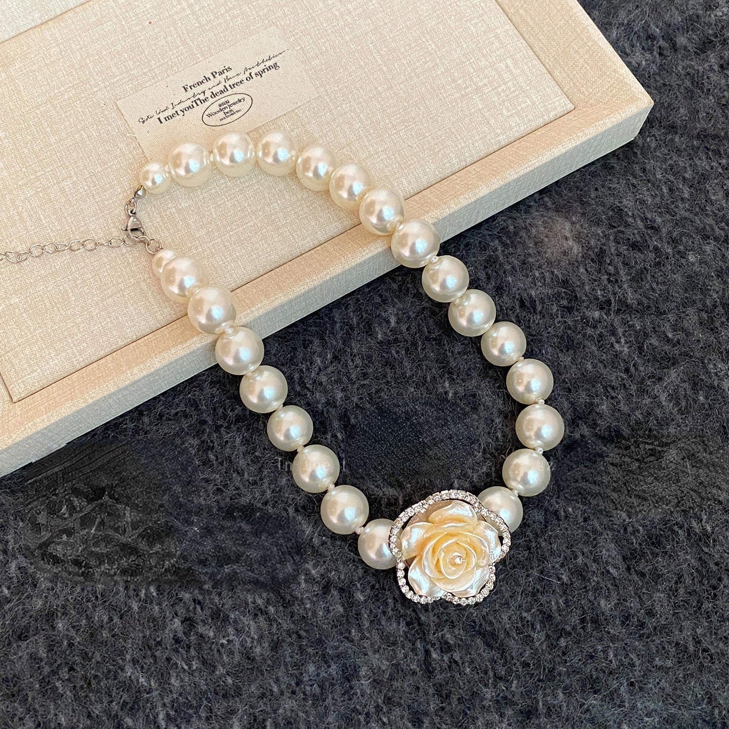 Elegante collar de perlas floral vintage francés con detalles de diamantes de imitación para mujer, delicada cadena a la clavícula con acabado chapado
